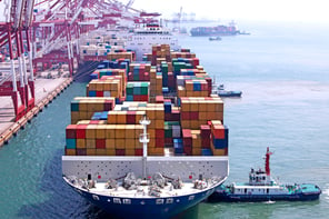 Exporting companies. Контейнеровозы (3,400 teu). Морские контейнерные перевозки. Корабль с контейнерами. Контейнеровоз в порту.